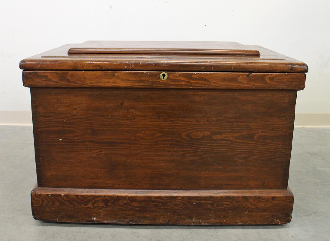 ANTIQUE CARPENTER'S CHEST (1 of 6)