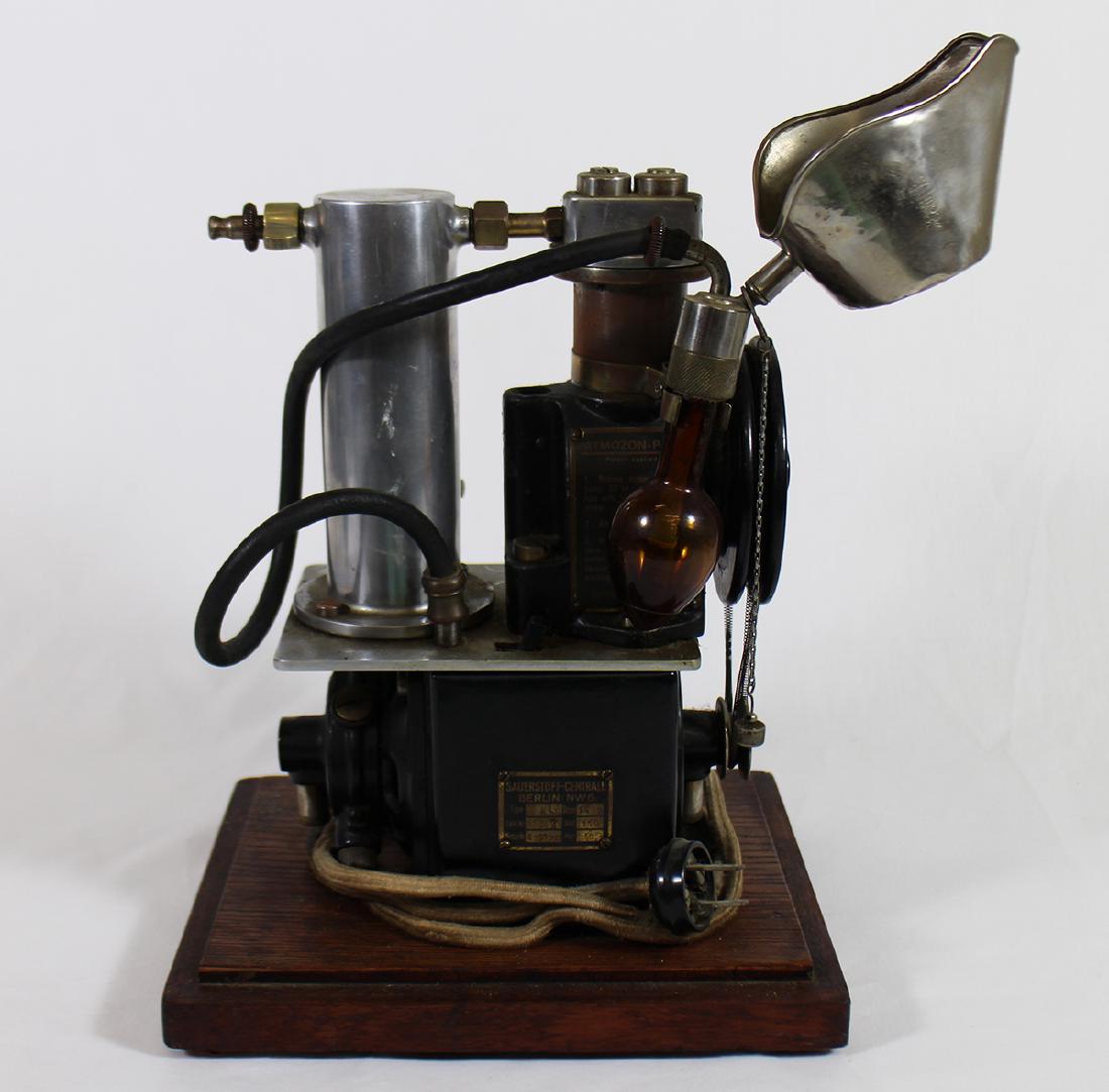 ANTIQUE SAUDERSTOFF ASTHMA ATMOS KOMPRESSOR: Antique pulmonary nebulizer machine (Atmozon - Pump) with Sauerstoff Centrale Berlin NW6 plate. It is attached to an oak base. Measures 9 1/2" x 7 1/2" x 12" .