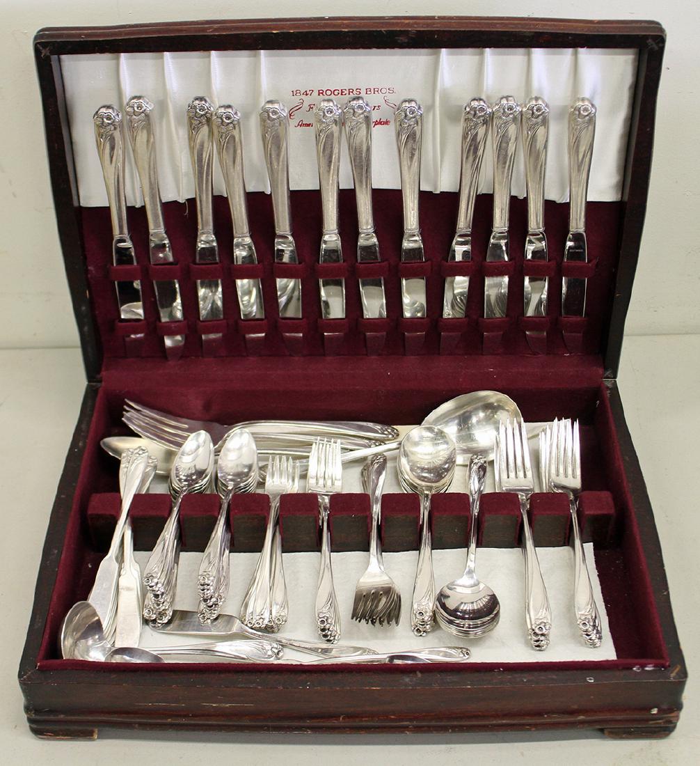 103 PC ROGERS BROS DAFFODIL SILVERPLATE FLATWARE (1 of 3)
