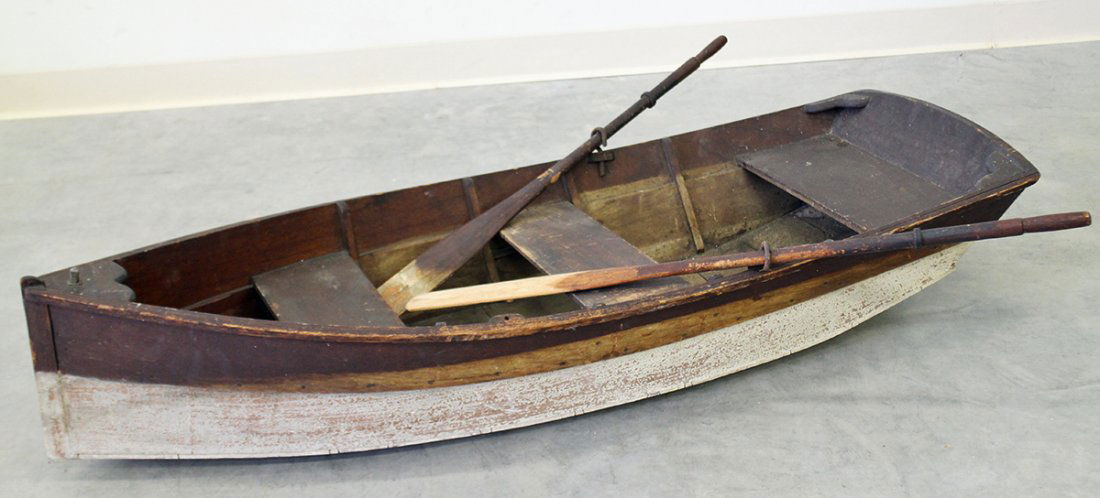 VINTAGE CHILD'S WOOD ROWBOAT & OARS (1 of 3)