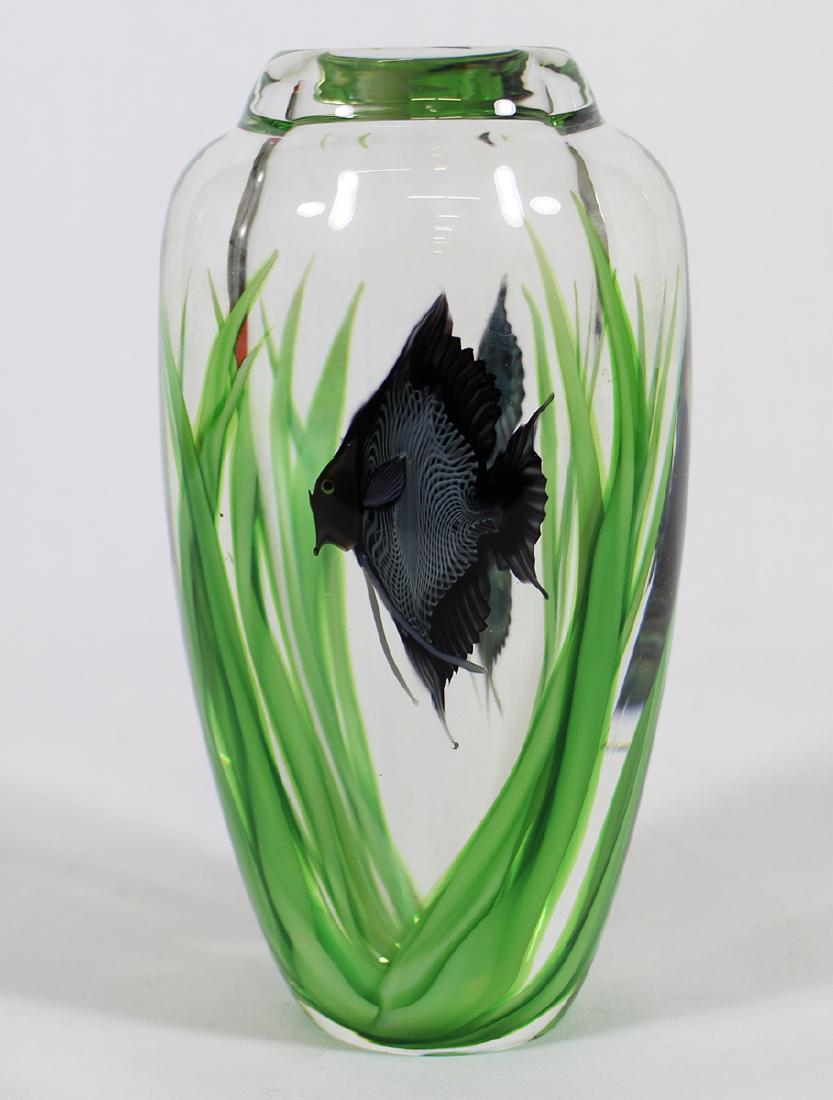 ORIENT & FLUME SCOTT BEYERS SIGNED FISH VASE: Orient & Flume Scott Beyers artist signed art glass vase. Decorated with black angel fish and sea grass. 7 1/4" tall.