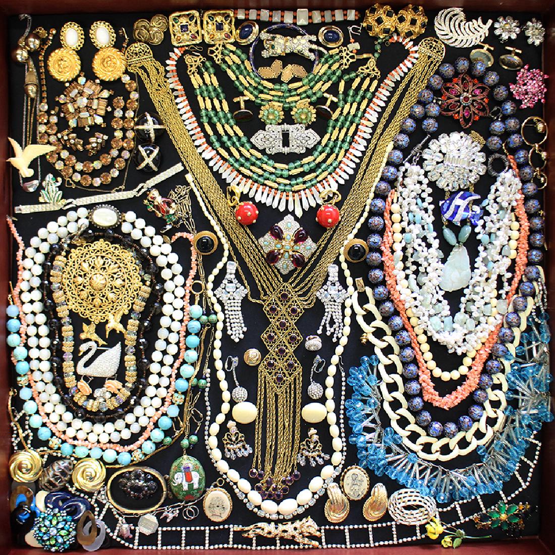 VINTAGE COSTUME JEWELRY (1 of 6)