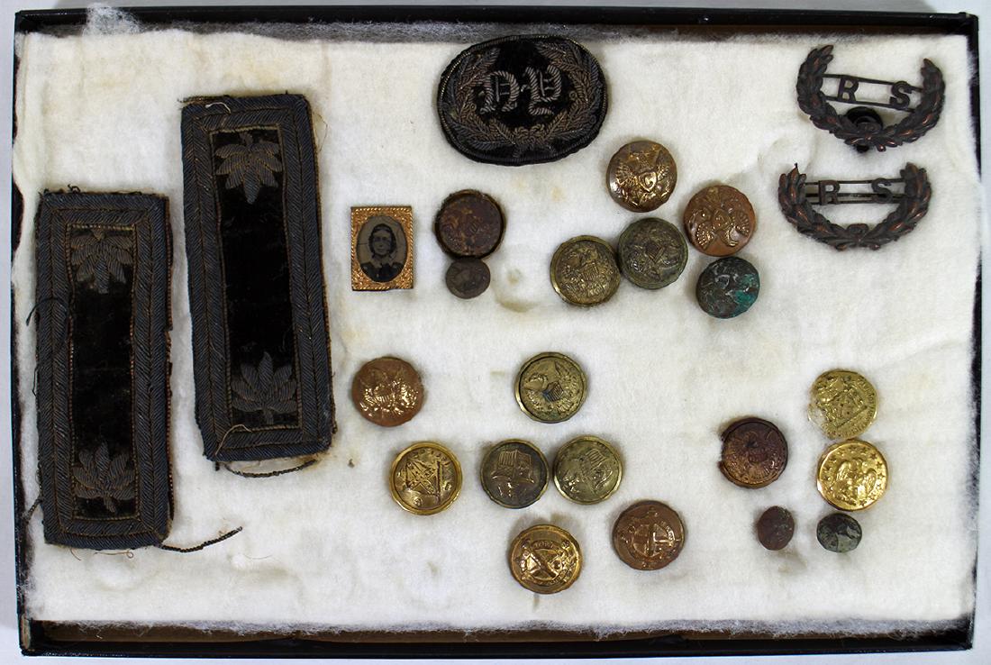CIVIL WAR ERA BUTTONS AND BADGES (1 of 4)