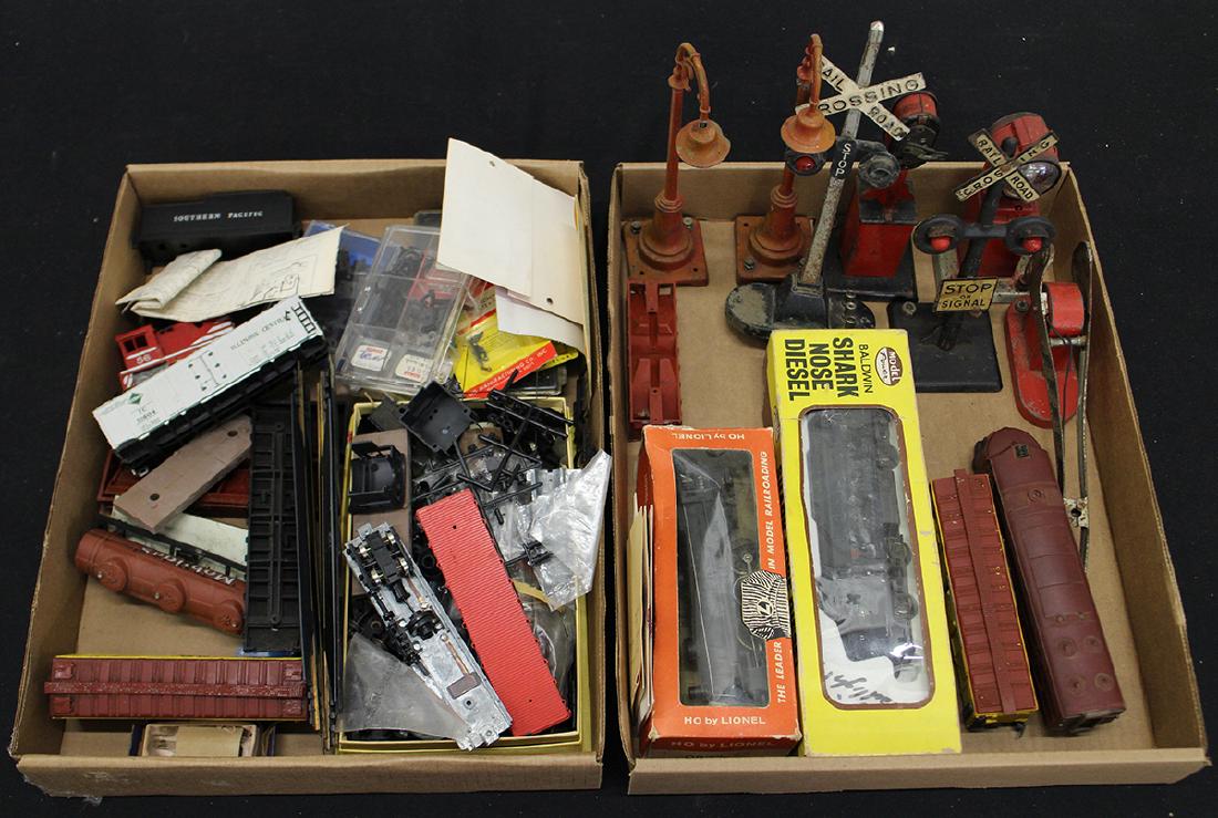 LIONEL TRAINS, GATES, LIGHTS & PARTS (1 of 3)