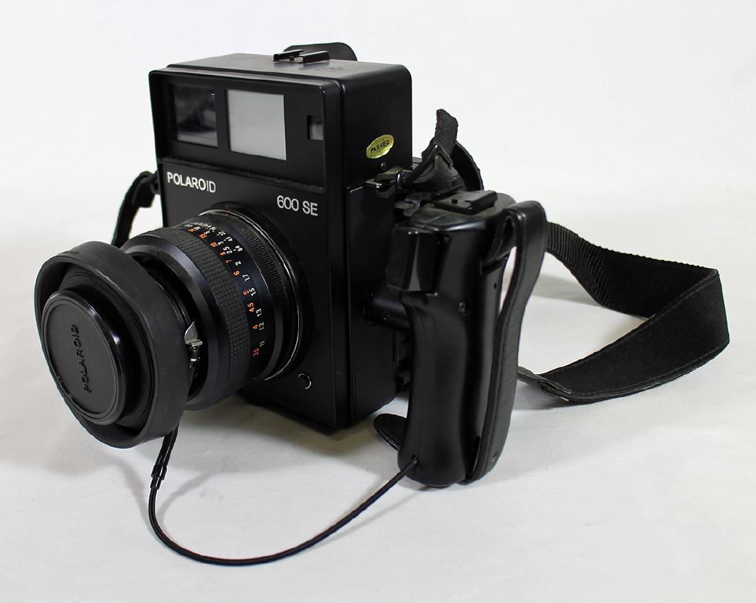 VINTAGE POLAROID 600 SE CAMERA (1 of 3)