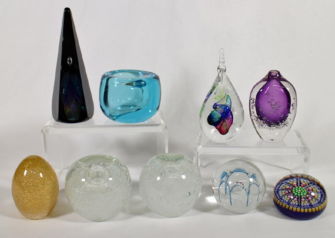 (9) ART GLASS SIGNED PAPERWEIGHTS & MORE: Collection includes a Holmegaard Blue Lagune vase, Jablonski, Perthshire, Caithness Maydance, Buzz Blodgett, and more. Most signed.