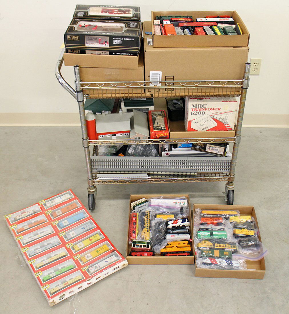 LARGE TRAIN COLLECTION & ACCESSORIES (1 of 5)