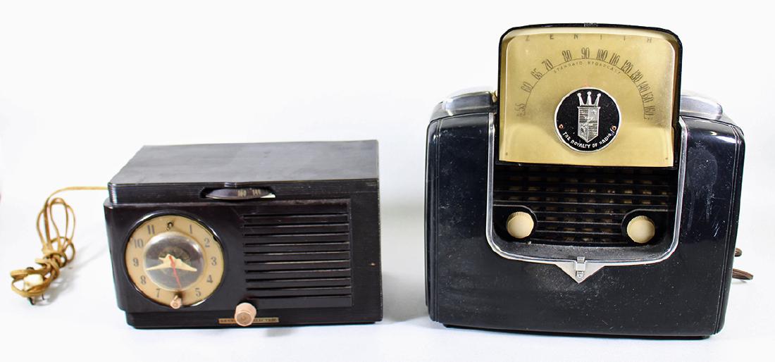 (2) VINTAGE RADIOS (1 of 4)