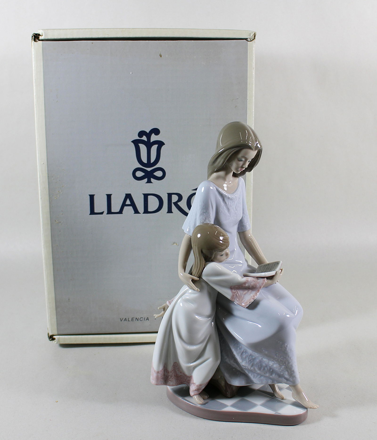 LLADRO BEDTIME STORY FIGURINE W/ BOX (1 of 3)