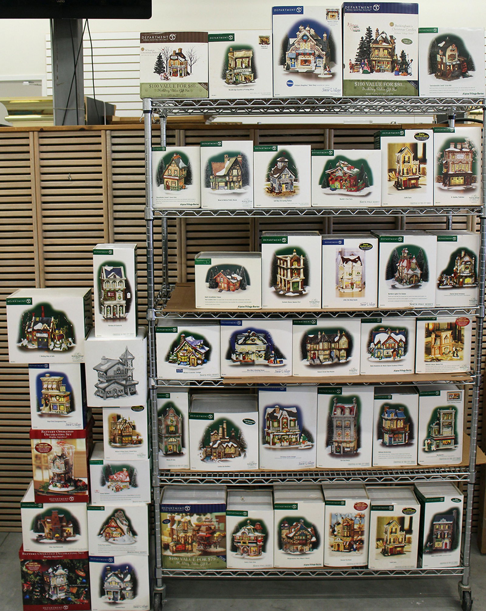 (44) DEPARTMENT 56 CHRISTMAS VILLAGE COLLECTION (1 of 5)