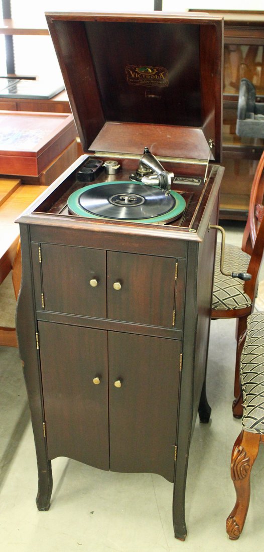ANTIQUE VICTOR VICTROLA (1 of 5)