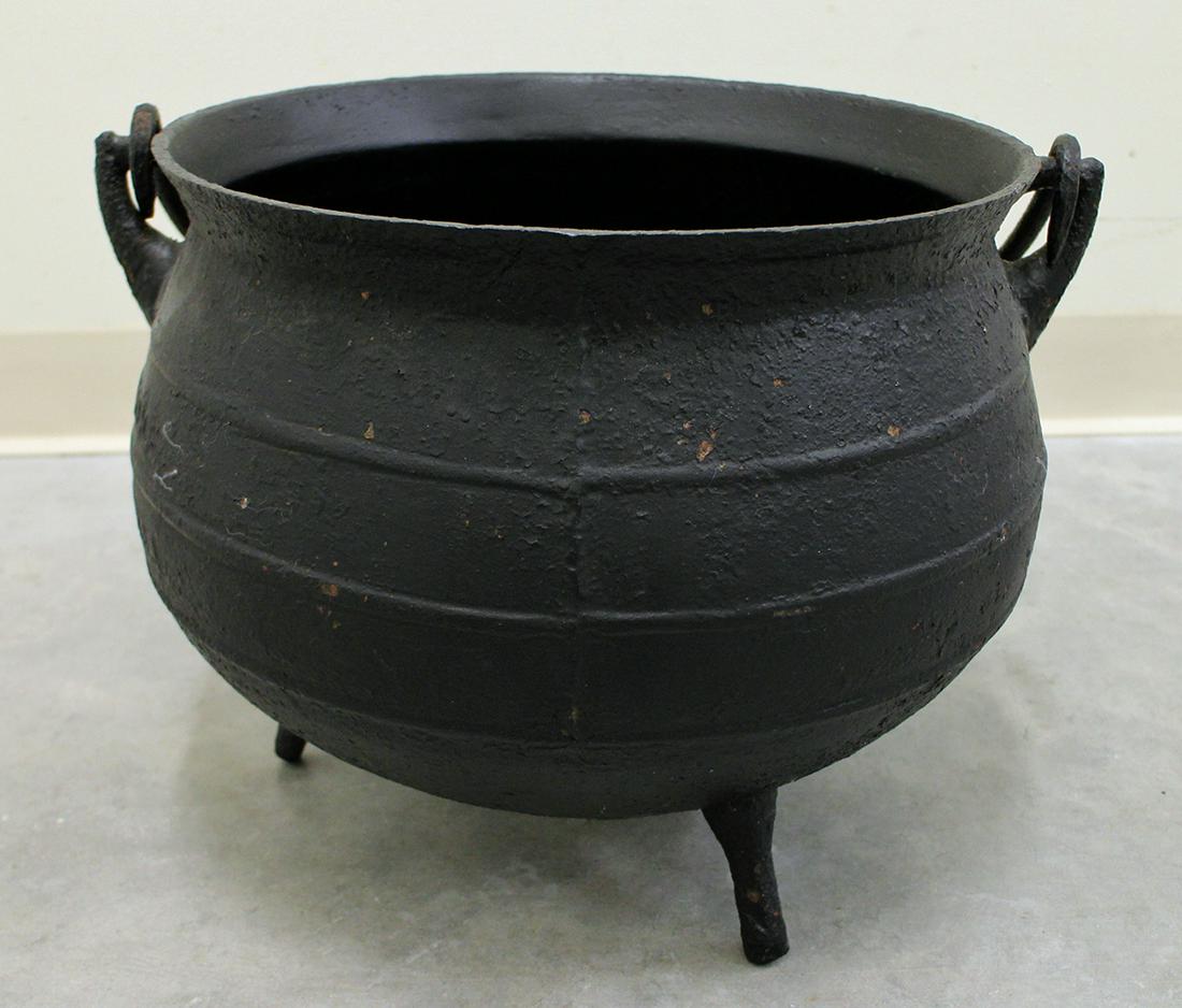 CAST IRON CAULDRON POT - SAVERY & CO PHILADELPHIA (1 of 2)