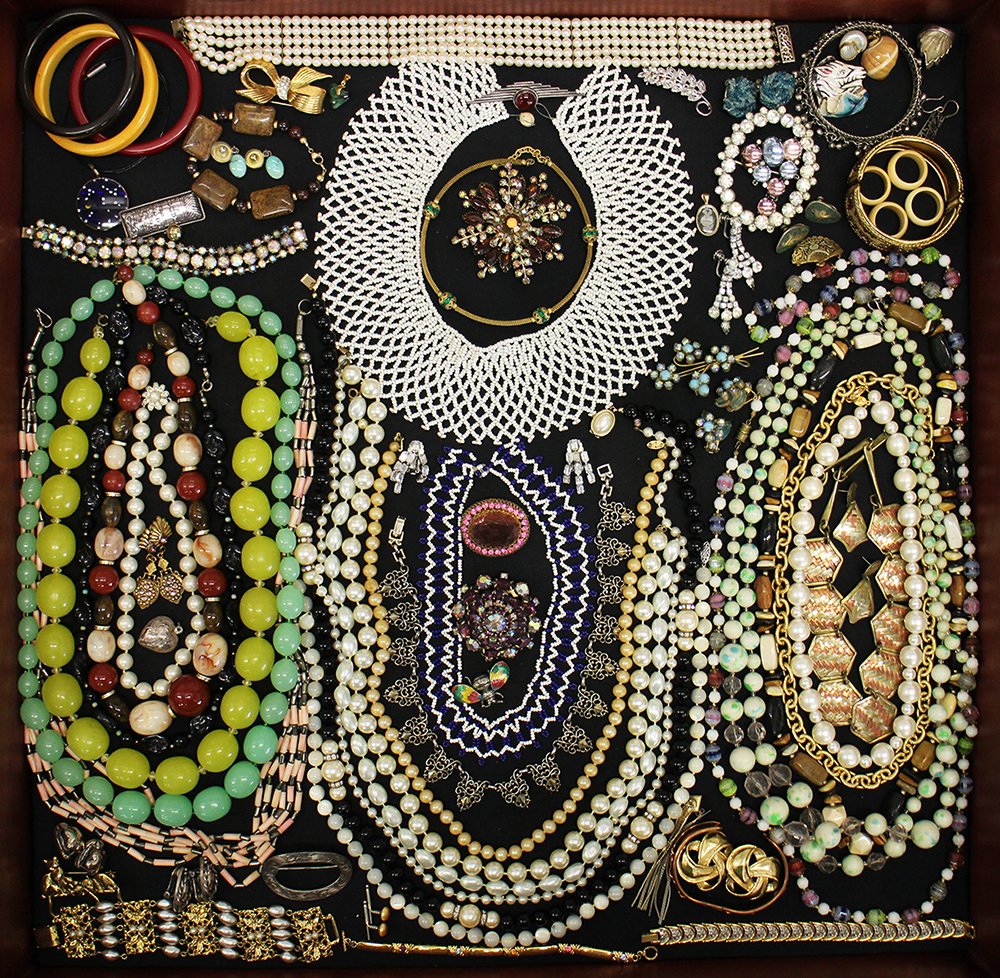 VINTAGE COSTUME JEWELRY (1 of 5)