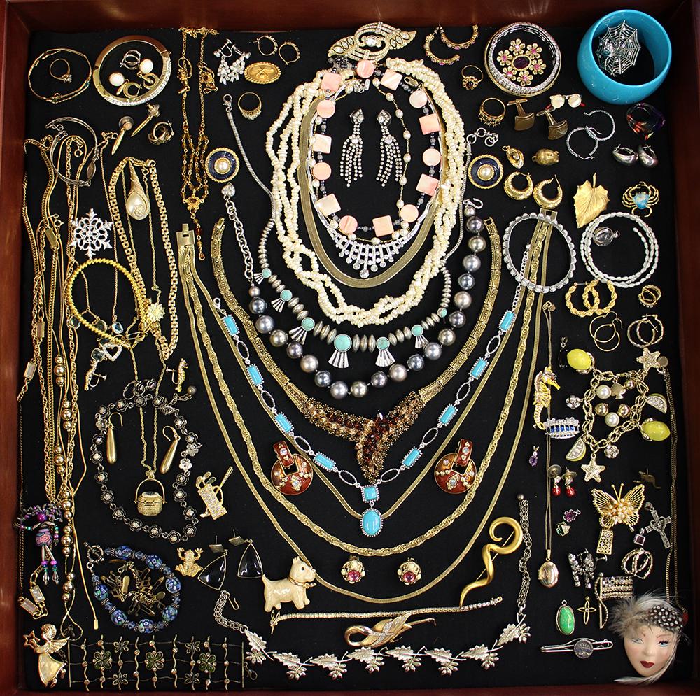 VINTAGE & ANTIQUE COSTUME JEWELRY (1 of 5)