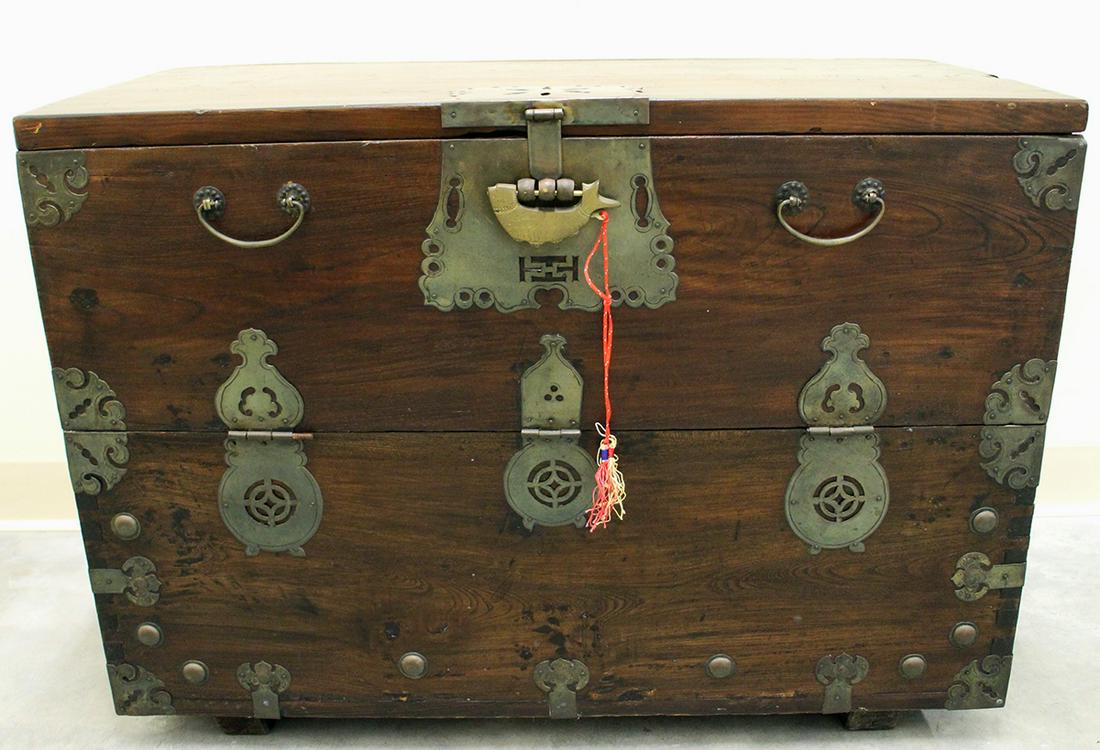 ANTIQUE KOREAN TRAVEL CHEST (1 of 4)