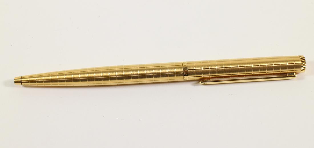 DUNHILL GOLD PEN: Dunhill gold pen with checker style pattern. 5 1/2" long.