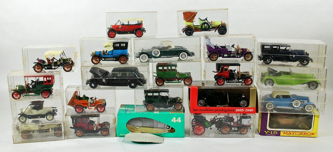 VINTAGE TOY CARS: Collection of vintage toy cars to include Rio Italy, Lesney Matchbox and Solido Bugatti Royale in box. Some with loose parts.
