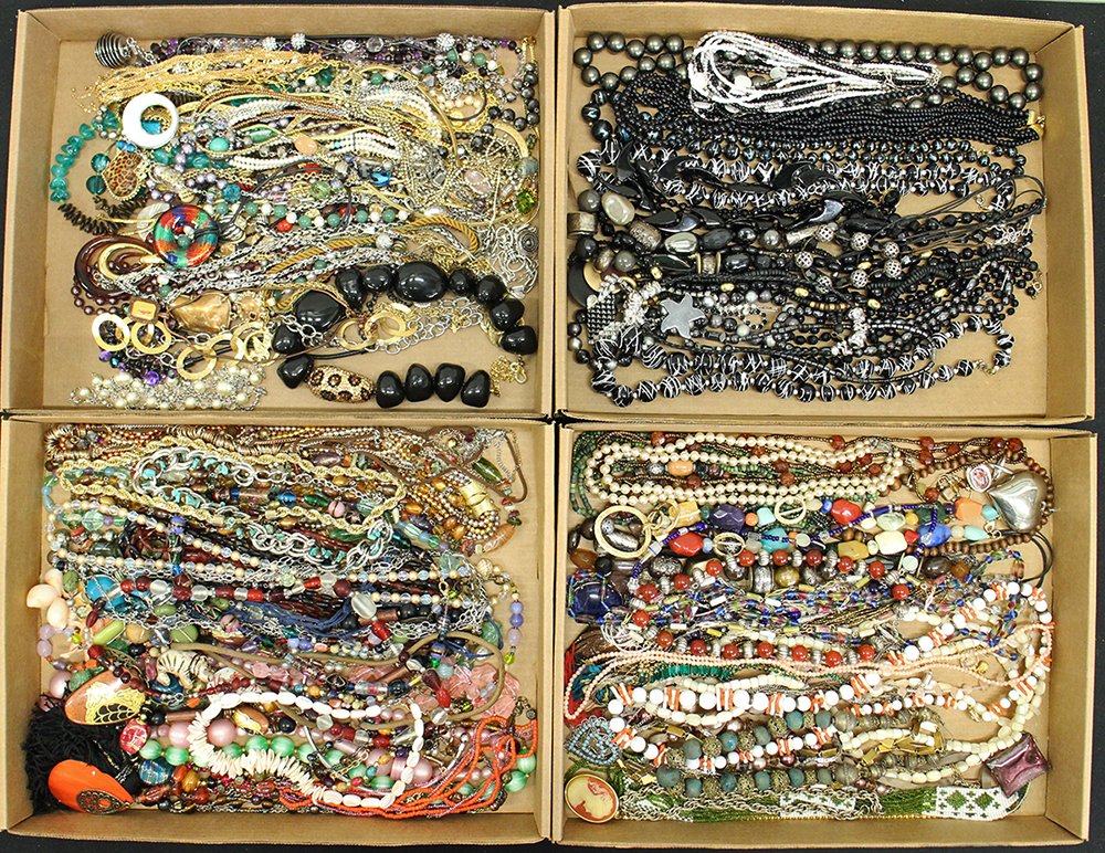COSTUME JEWELRY NECKLACES (1 of 5)