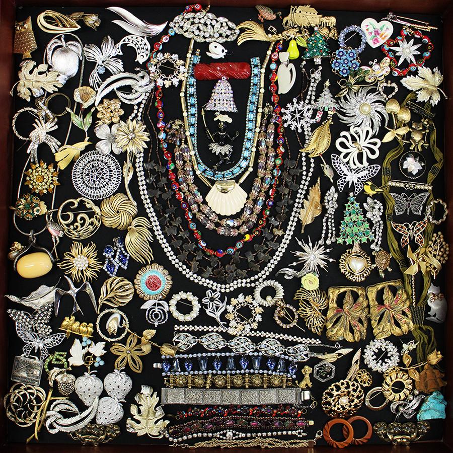 VINTAGE SIGNED COSTUME JEWELRY (1 of 5)