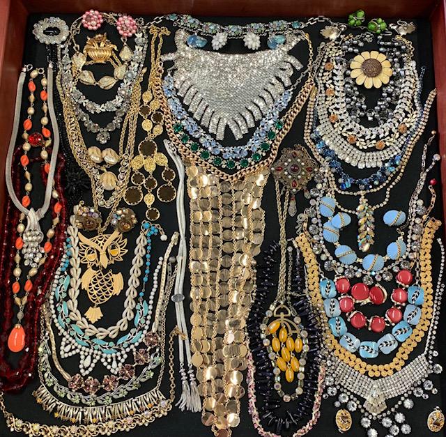 VINTAGE COSTUME JEWELRY NECKLACES & MORE (1 of 5)
