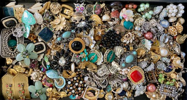 VINTAGE COSTUME JEWERLY EARRING COLLECTION (1 of 4)
