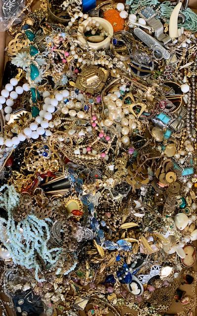 LARGE VINTAGE COSTUME JEWELRY COLLECTION (1 of 7)