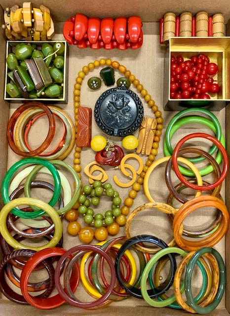 VINTAGE BAKELITE JEWELRY COLLECTION (1 of 5)