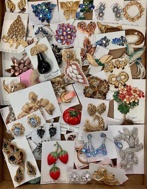 VINTAGE DESIGNER COSTUME JEWLERY (1 of 7)