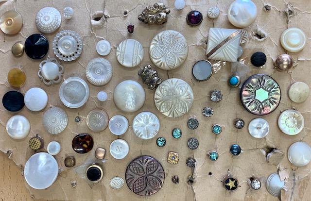 ANTIQUE & VINTAGE COLLAR BUTTONS (1 of 7)