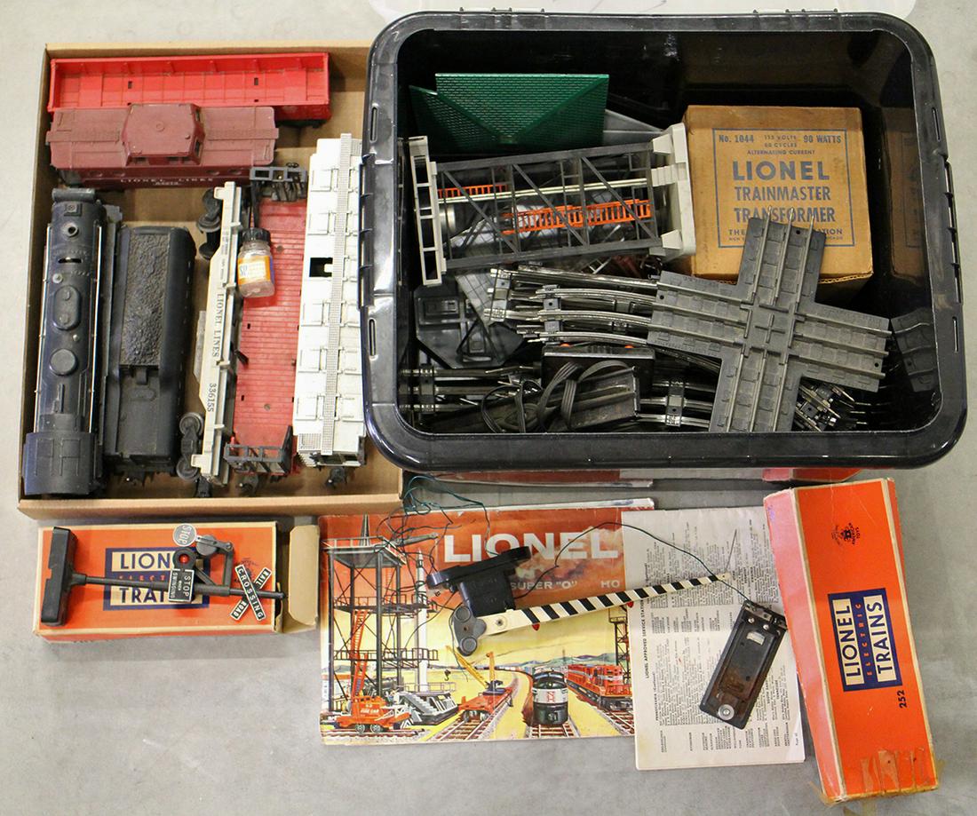 1950's VINTAGE LIONEL TRAINS & ACCESSORIES (1 of 2)