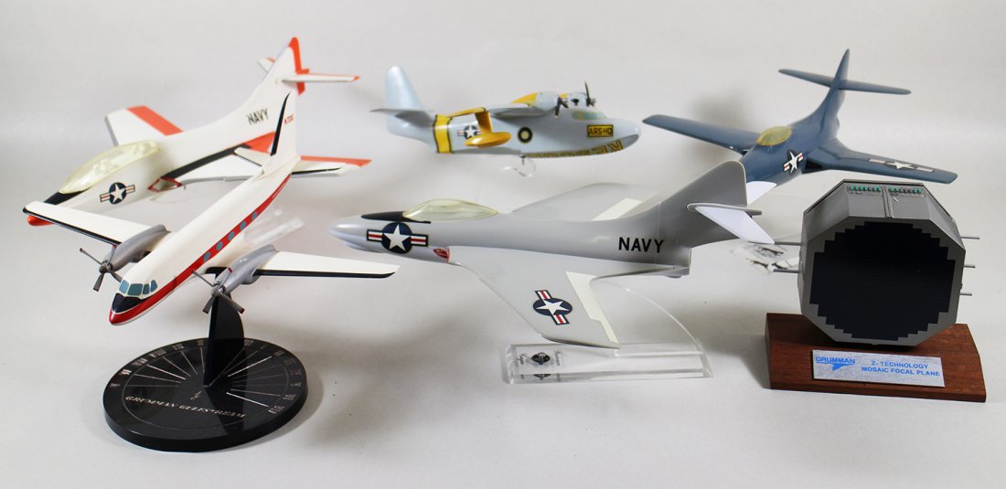 GRUMMAN AIRCRAFT TOPPING MODELS DESK DISPLAYS (1 of 3)