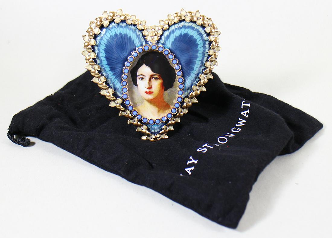 JAY STRONGWATER HEART PICTURE FRAME: Jay Strongwater jeweled heart picture frame with pouch. Frame measures 4.25" x 4.25"