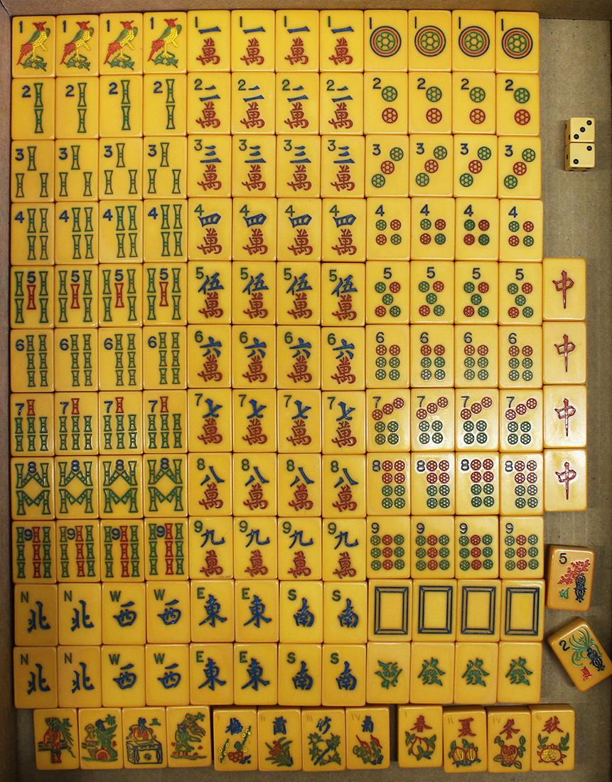 VINTAGE CHINESE BAKELITE MAHJONG SET 150 TILES (1 of 6)