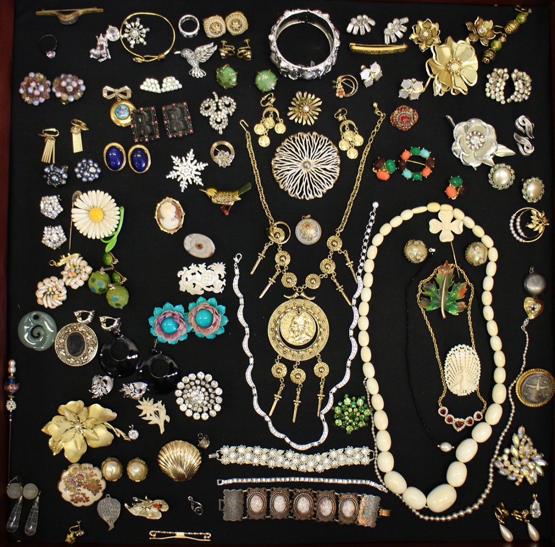 VINTAGE COSTUME JEWELRY (1 of 5)