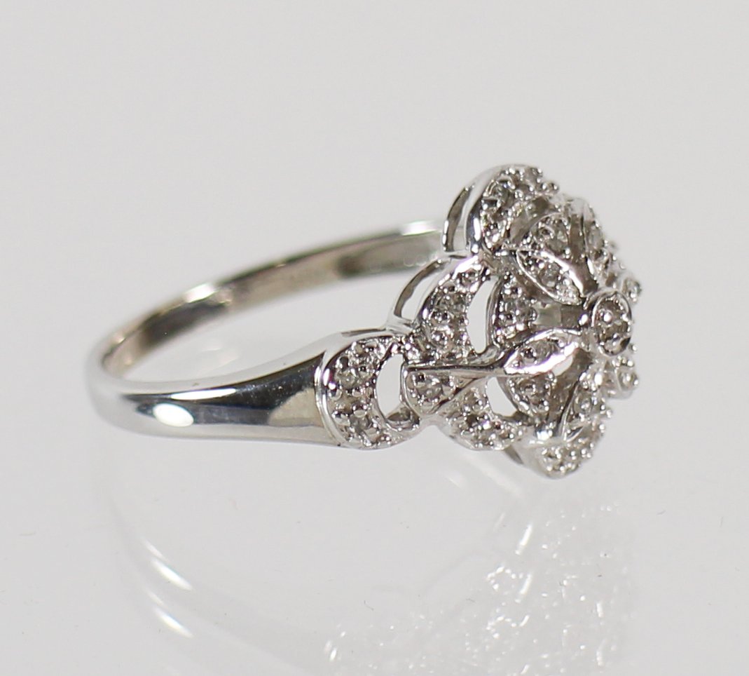 10KT WHITE GOLD DIAMOND RING (1 of 2)