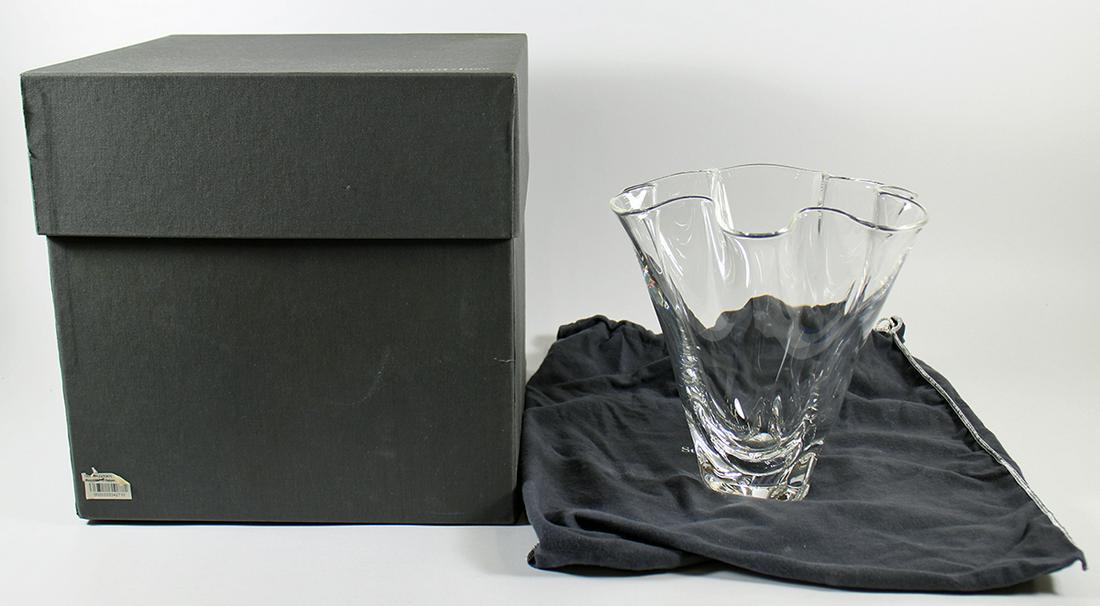 STEUBEN HANDKERCHIEF VASE WITH BOX (1 of 2)