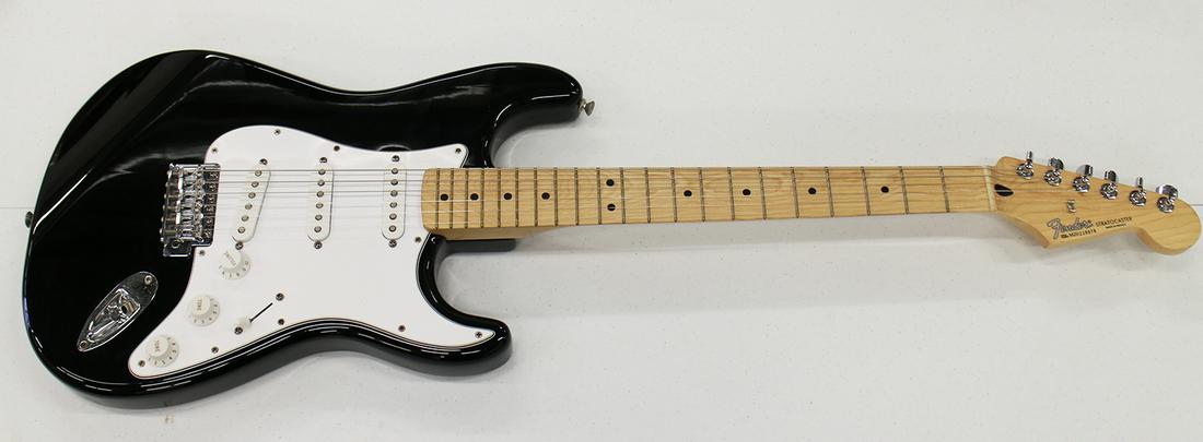 FENDER STANDARD STRAT BLACK WITH MAPLE BOARD (1 of 6)