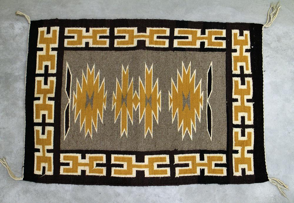 NATIVE AMERICAN NAVAJO INDIAN RUG (1 of 2)