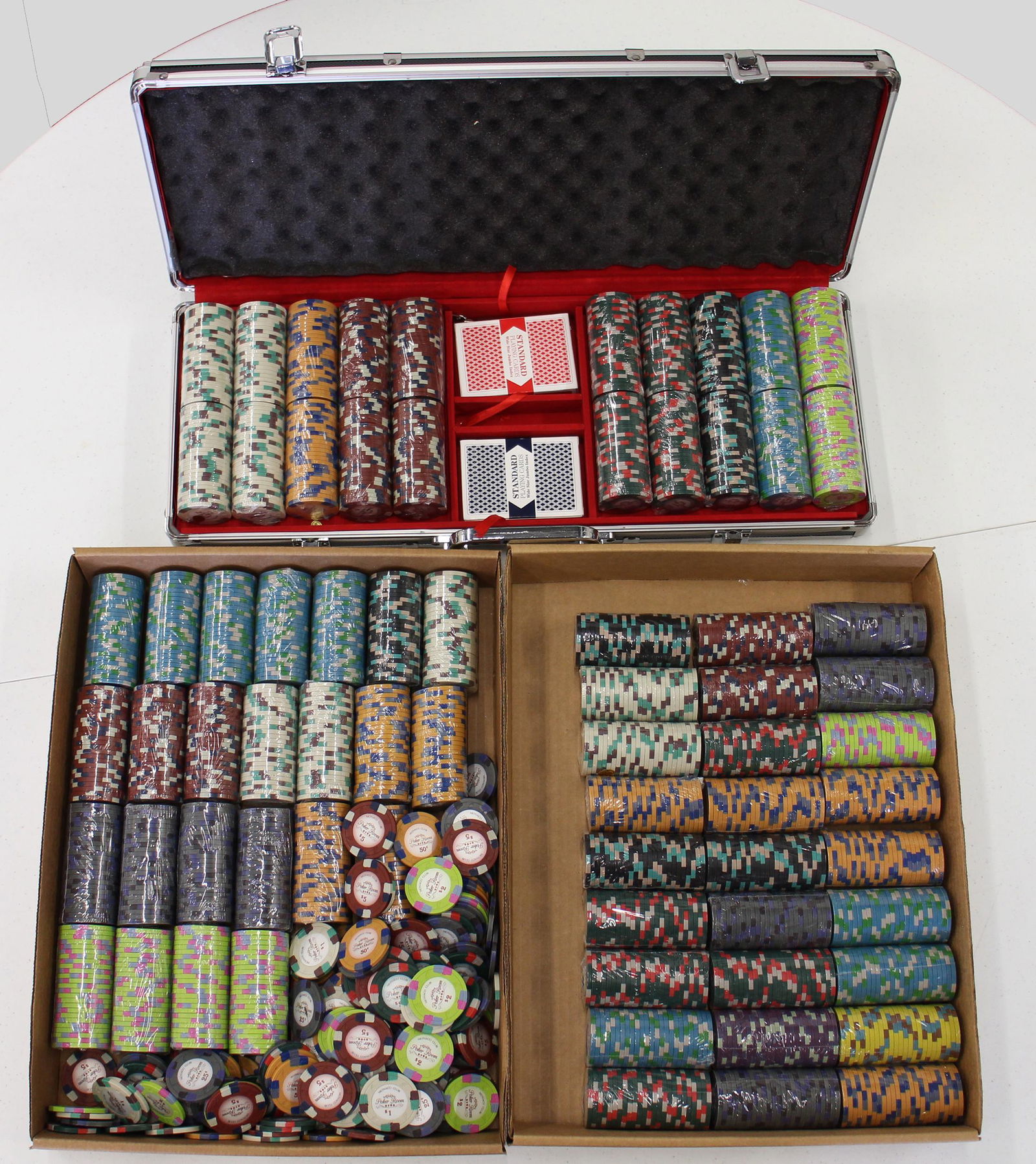 LARGE CASINO / POKER CHIP COLLECTION (1 of 5)