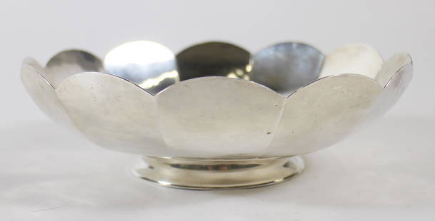 OLD NEWBURY CRAFTERS HAND HAMMERED STERLING BOWL: Old Newbury Crafters ONC sterling silver hand hammered bowl. Measures 8" wide, and weighs 13.3 OZT (416) grams.