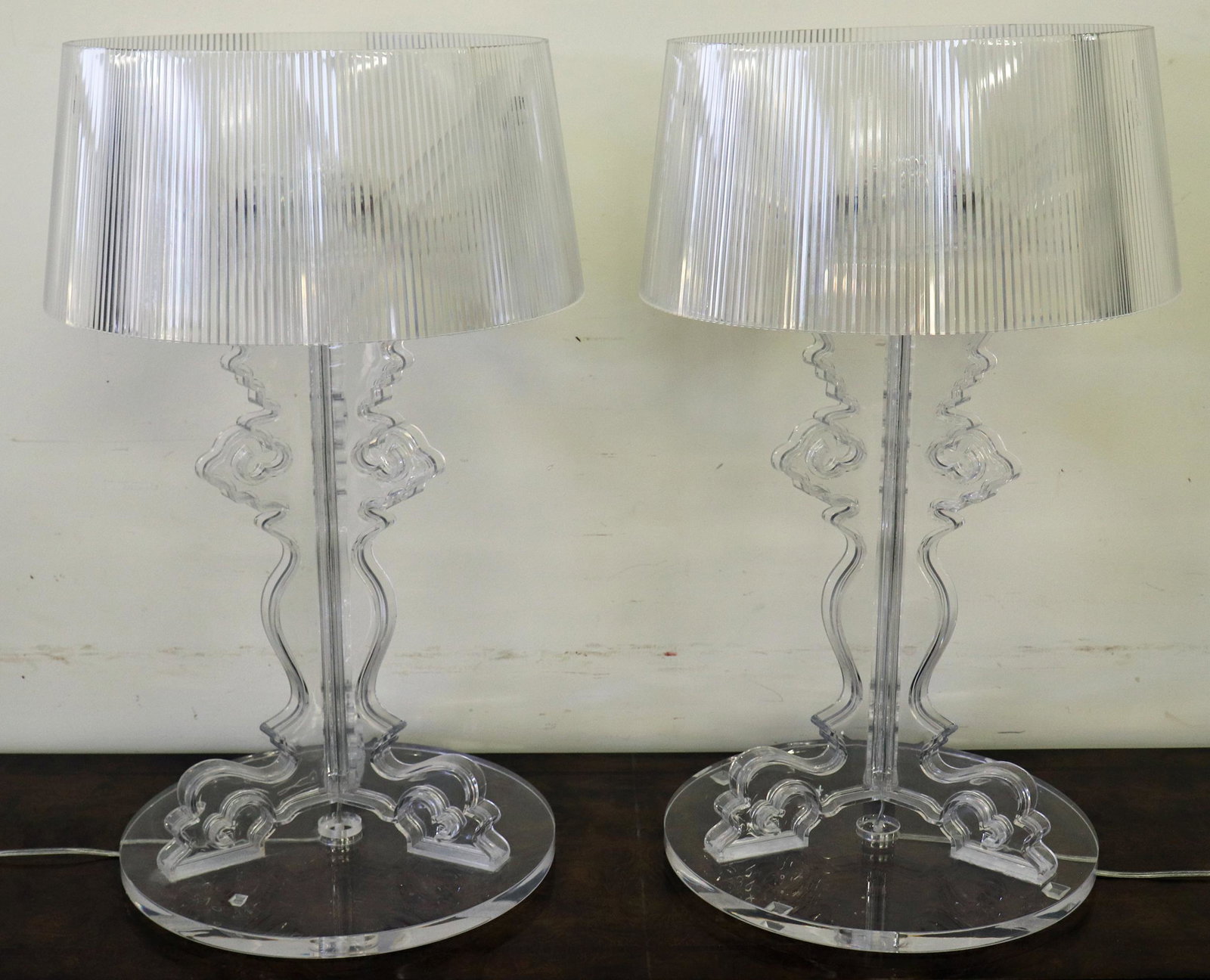 (2) MODERN CLEAR TABLE LAMPS (1 of 3)