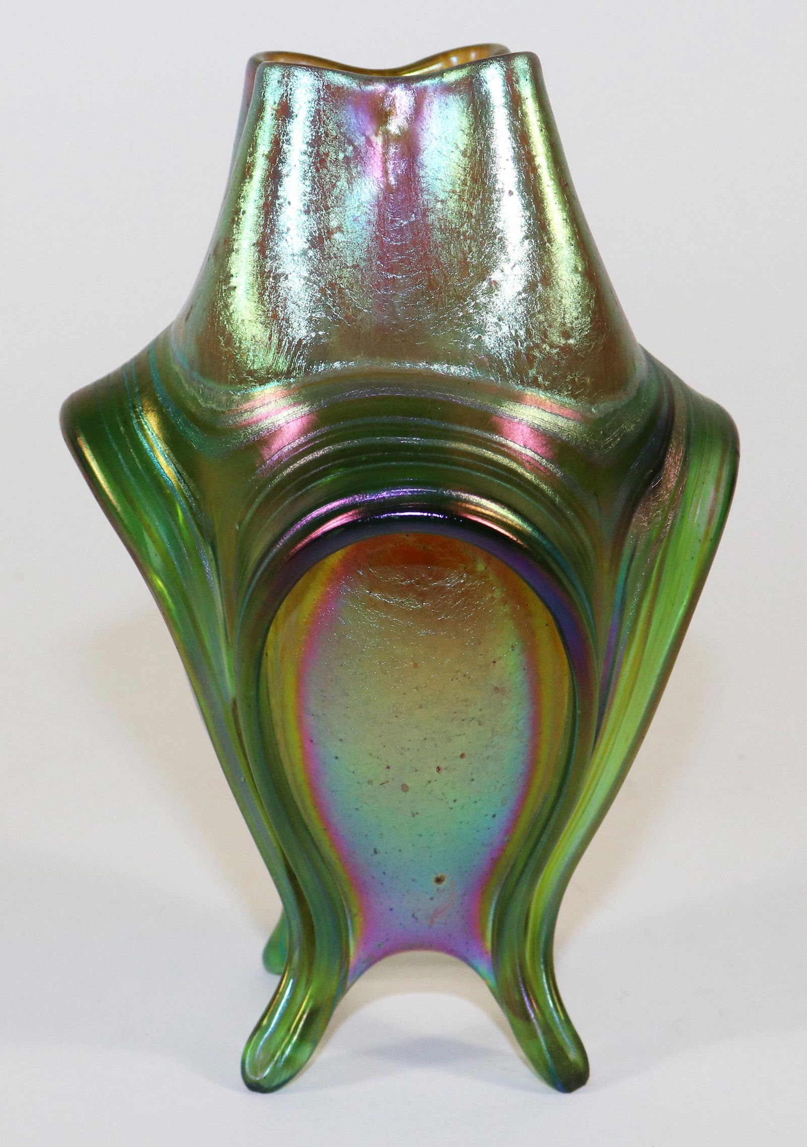 LOETZ GREEN IRIDESCENT FOOTED ART GLASS VASE (1 of 4)
