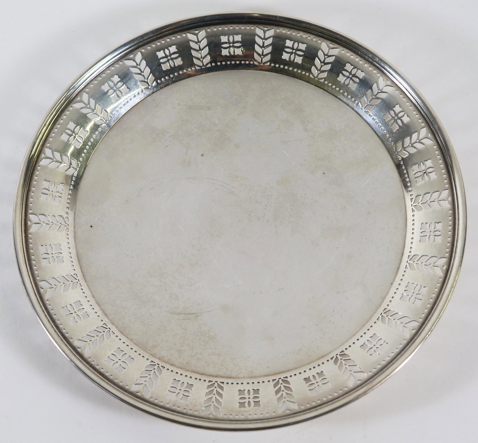 TIFFANY & CO MAKERS STERLING ROUND TRAY (1 of 3)