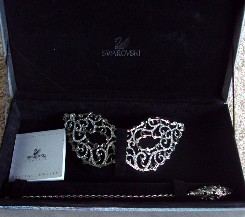 Swarovski Limited Edition 2001 Mask 2nd in Series: Limited Edition Swarovski Mask. #890 of 3000. 2nd in 2001 series with box and papers