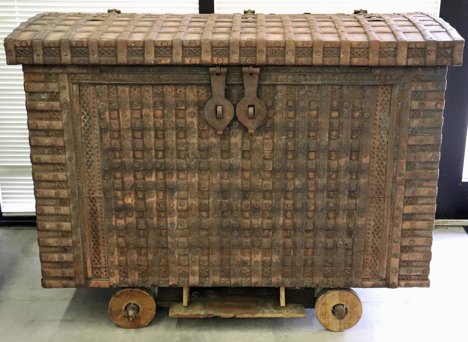 LARGE VINTAGE STORAGE TRUNK (1 of 3)