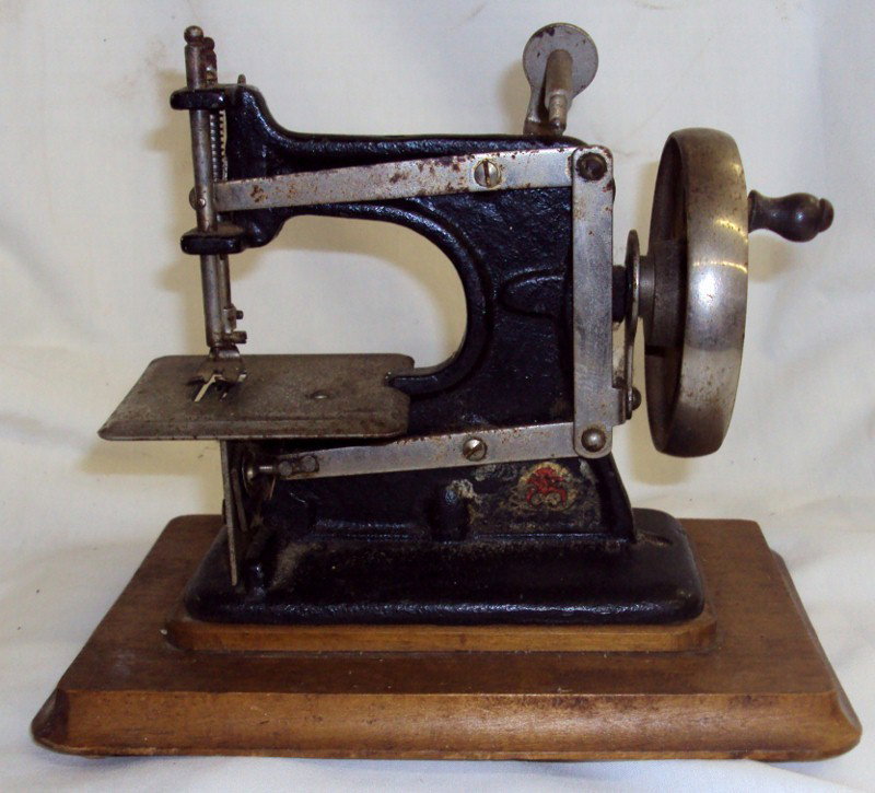 Antique Child's Sewing Machine: Works. 7" Tall, 6 1/2" Long.