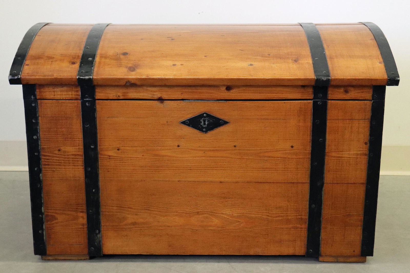 VINTAGE DOMED TRUNK (1 of 3)