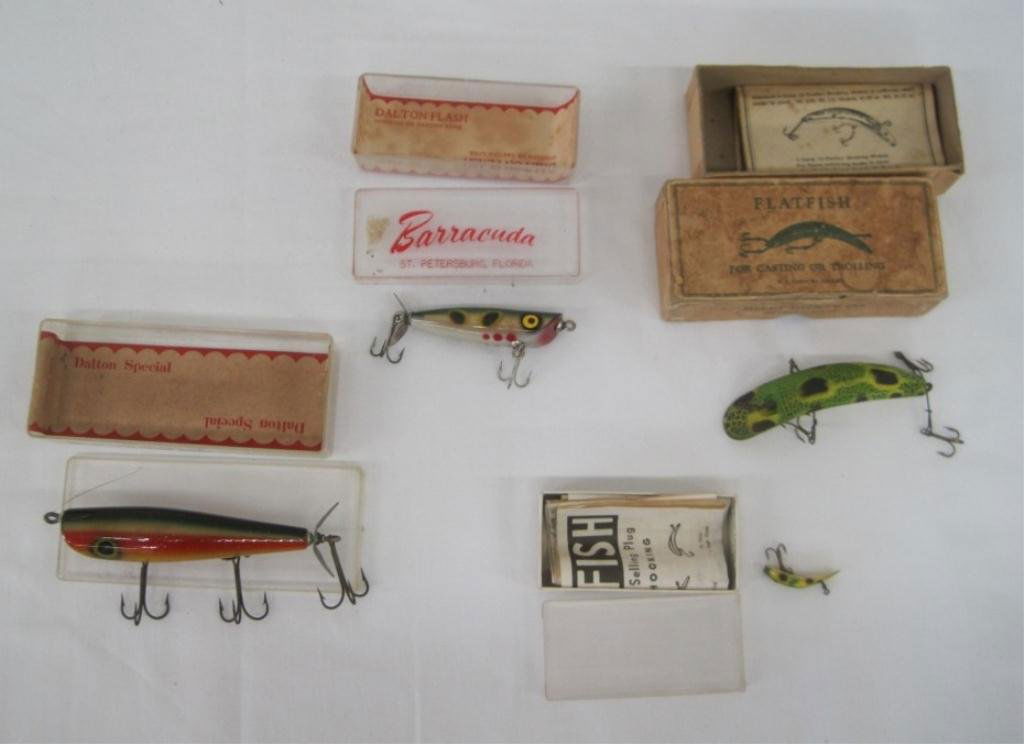 (4) 1940'S & 1950'S FLORIDA FISHING LURES W/ BOXES: (2) FLATFISH, BARRACUDA, DALTON SPECIAL.
