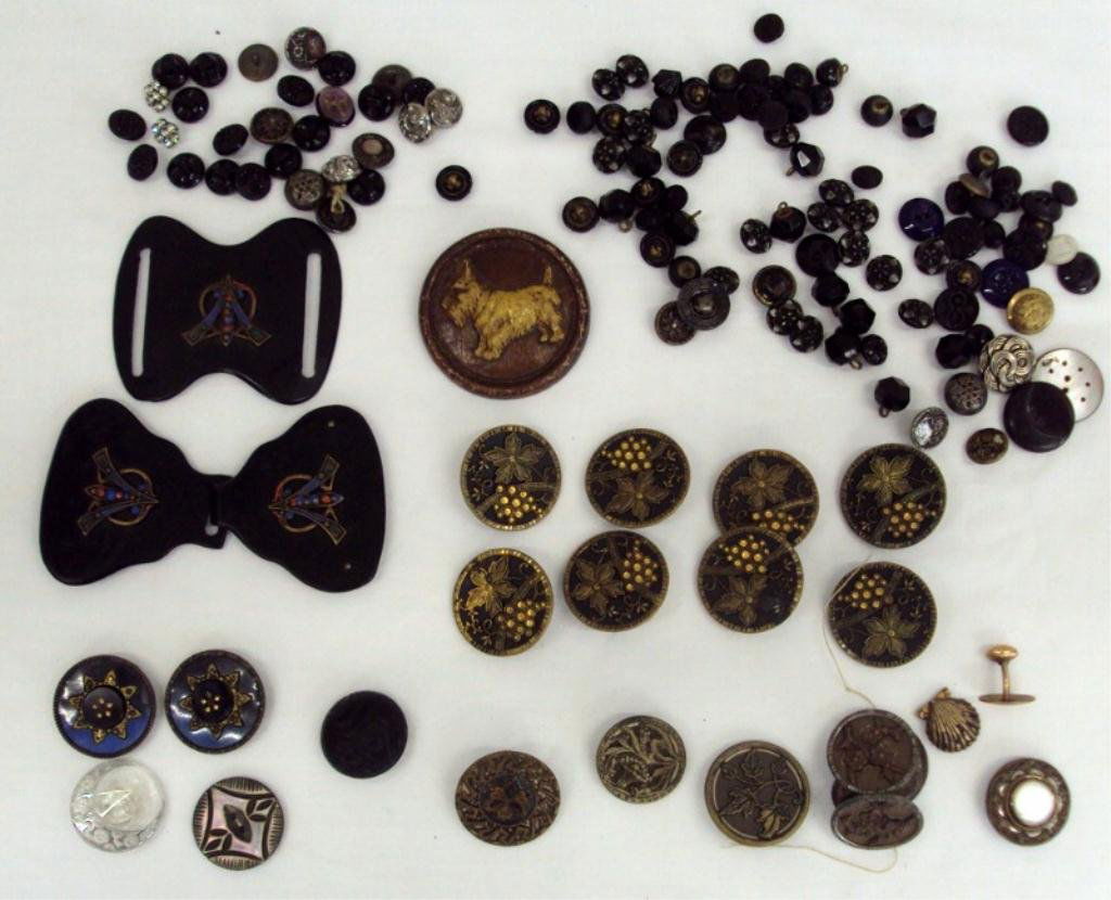 ANTIQUE & VINTAGE BUTTON LOT: Nice assortment of antique buttons.