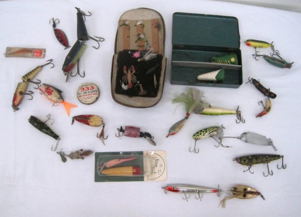 20+ ANTIQUE FISHING LURES: Dalton Special, Norm Bait Earl Yandell, Foss Frog, Sea Minnow, Andy Reekers, Lazy Ike, Pikie Minnow, Krocodile, Creek Chud Pikie, Little Cleo, Fly Fishing Lures, Heddon River Runt, Heddon Torpedo, & M
